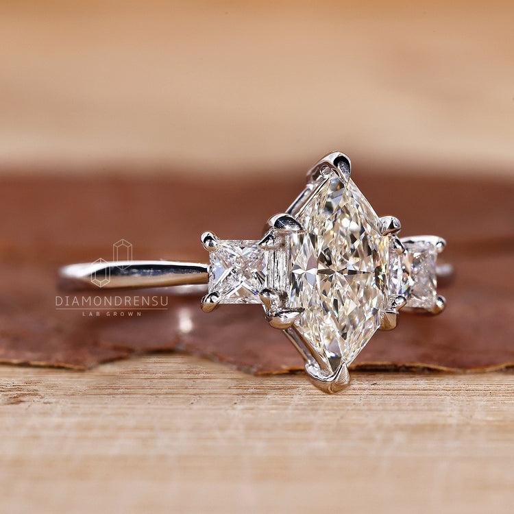 Tapered shank designed in white gold ring.
