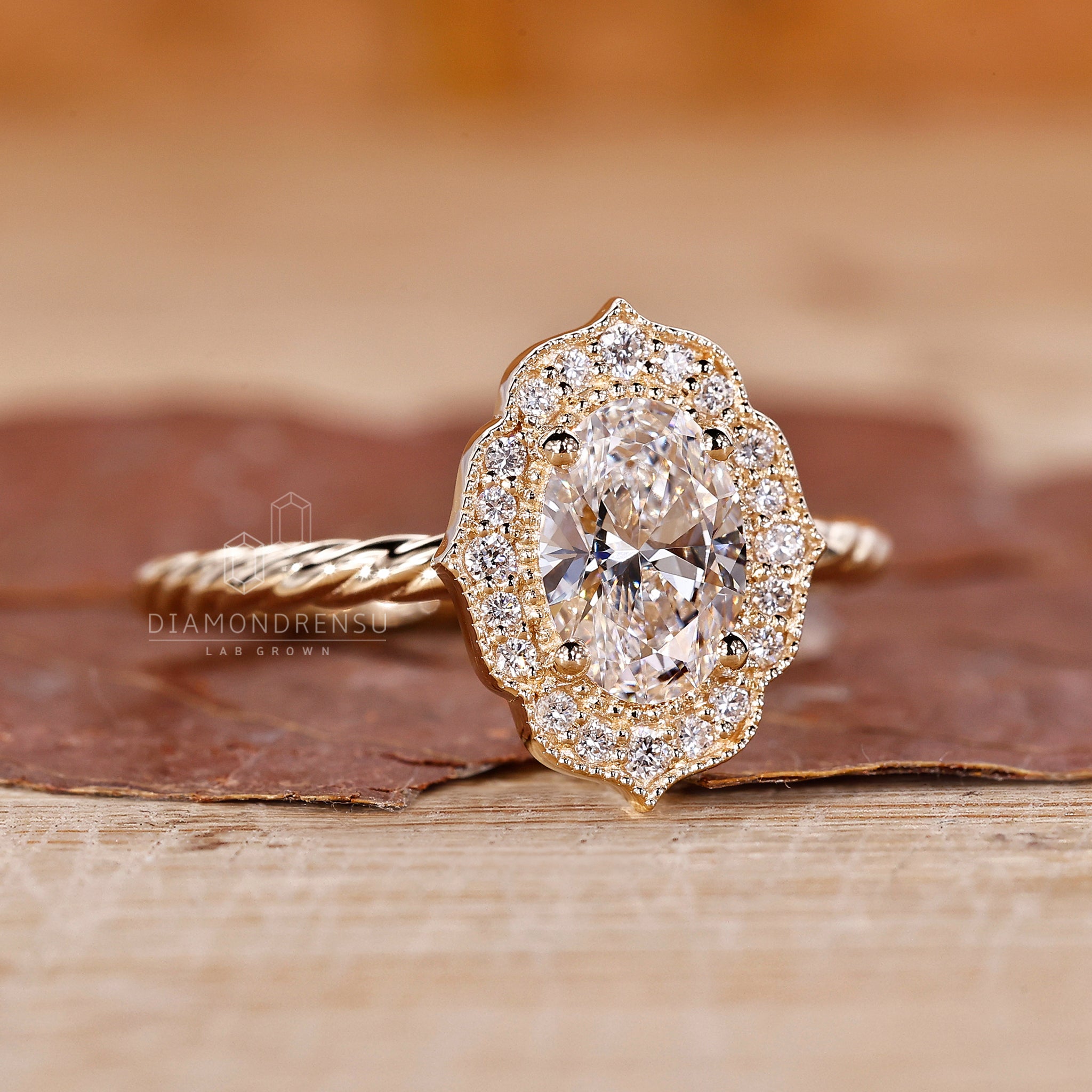 Twisted rope setting ring supports the halo and round diamond combination.
