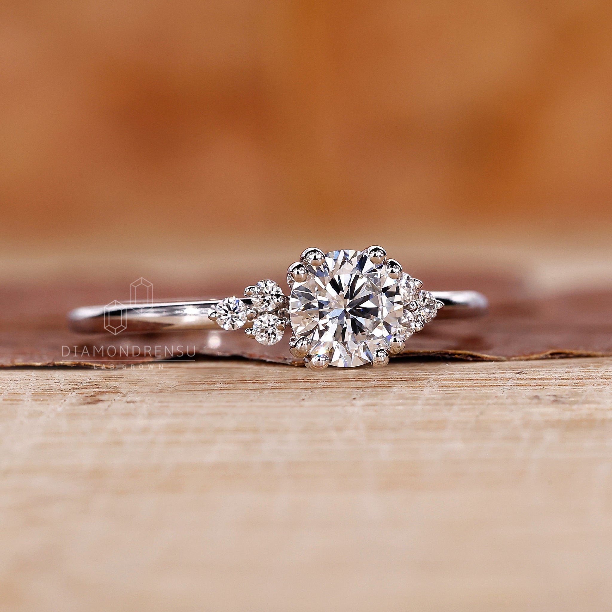 Buy engagement ring in London UK with IGI certified round diamonds.
