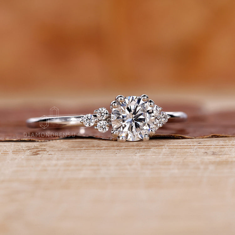 Buy engagement ring in London UK with IGI certified round diamonds.
