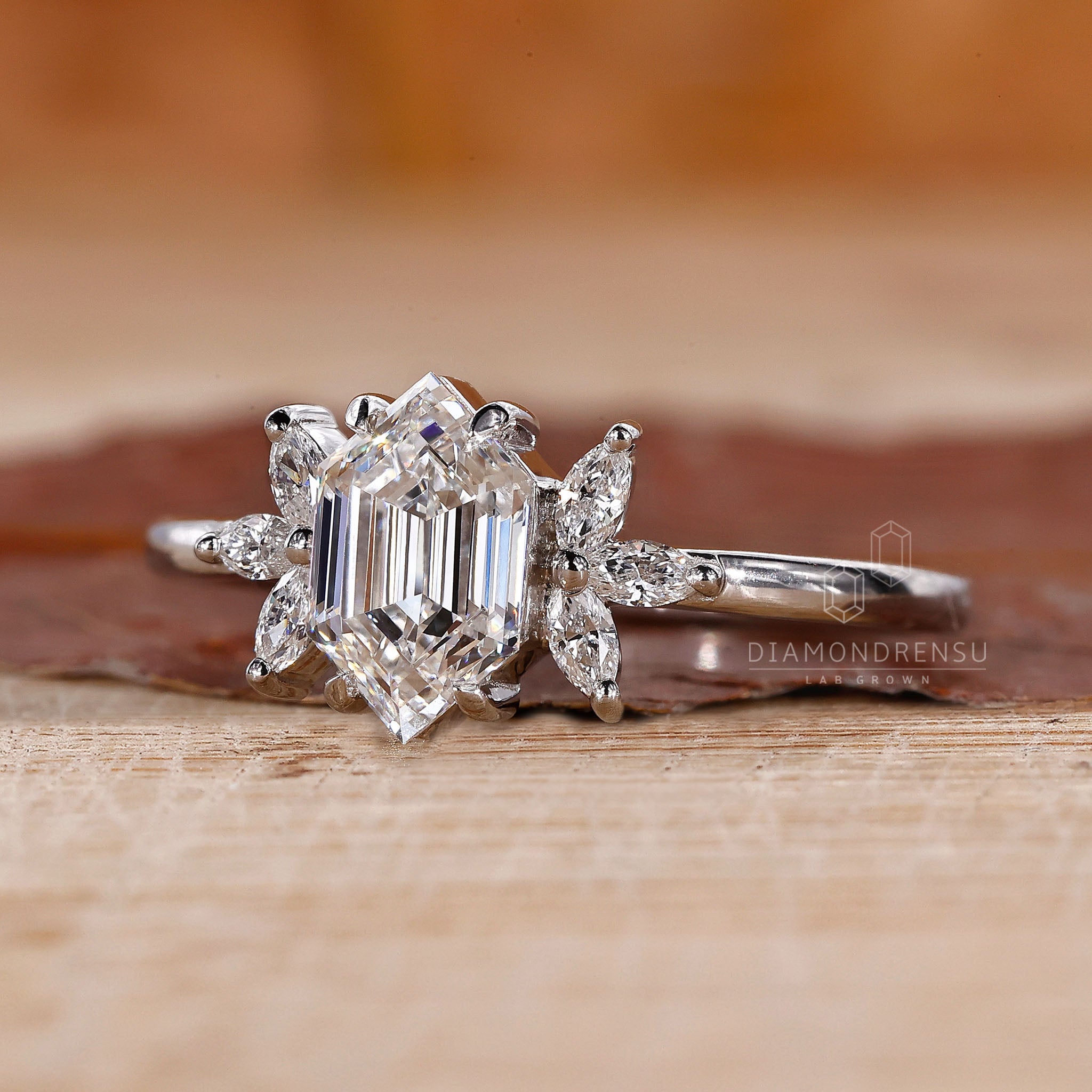 Prong setting used in white gold ring.
