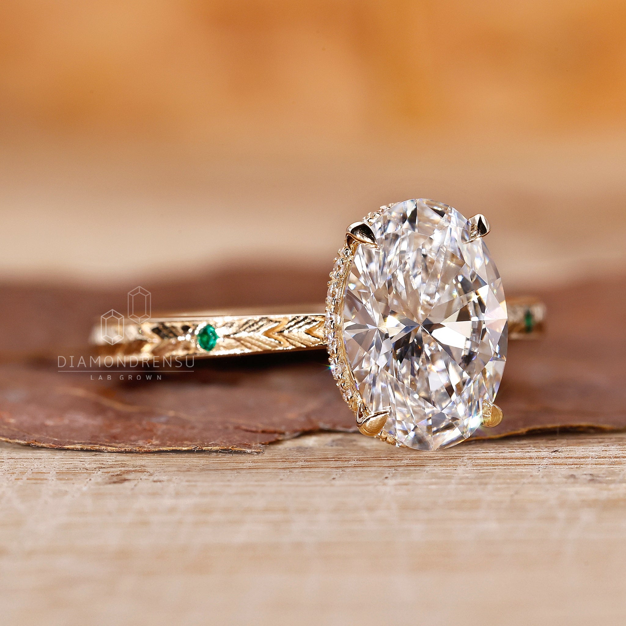 Diamondrensu UK engagement ring with art deco style and yellow gold finish.
