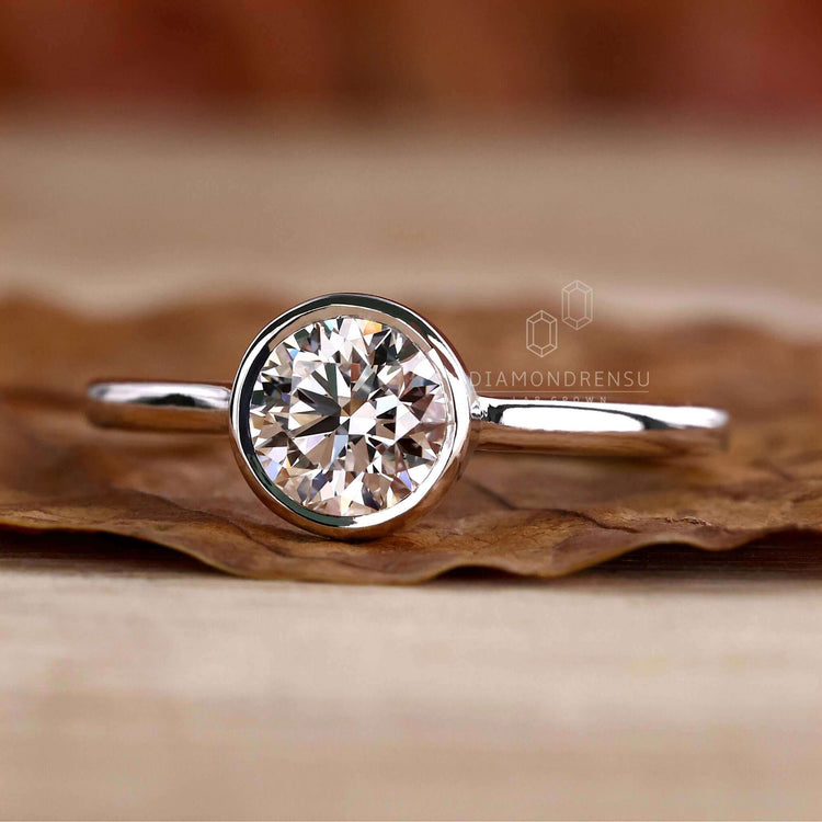 Bezel setting ring highlighting a round diamond's brilliance.