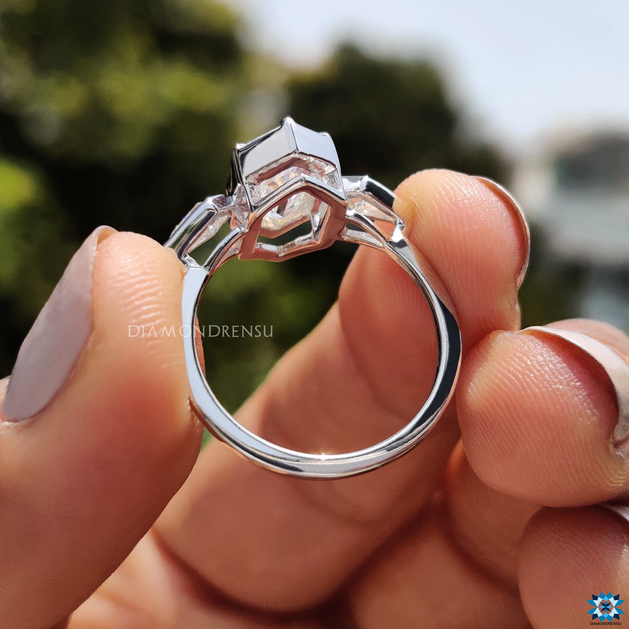 Bezel setting ring with hexagon moissanite and six claw security.
