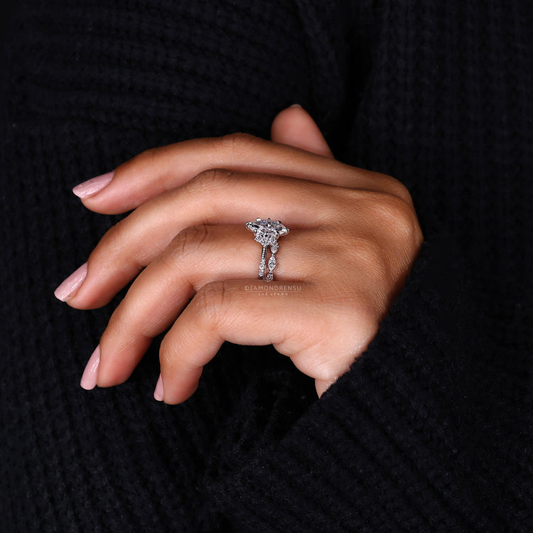 Buy bridal set in white gold featuring IGI certified lab grown diamond.
