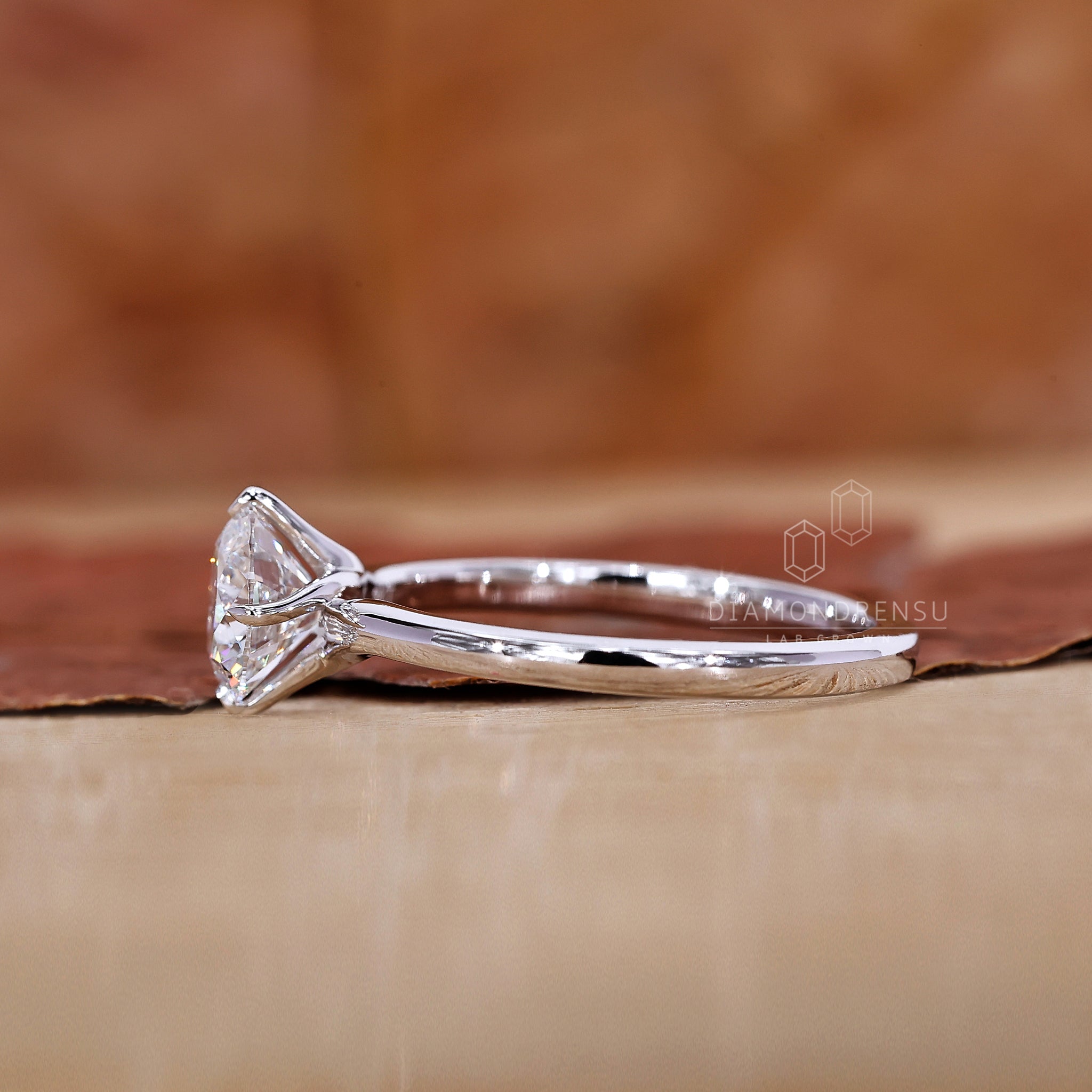 Solitaire ring in white gold designed as solitaire engagement ring.
