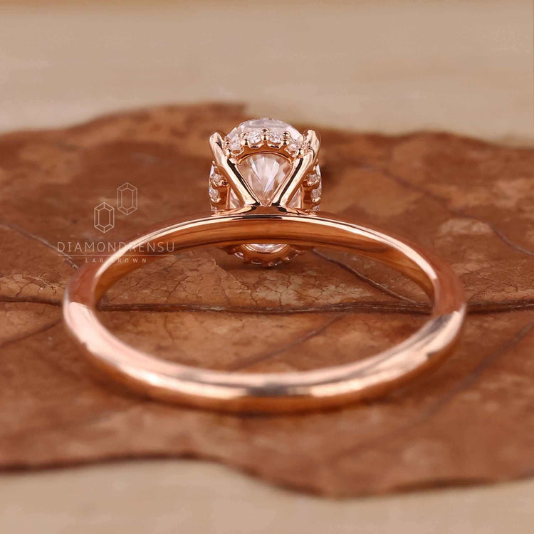 Diamondrensu UK ring designed with round cut halo ring.
