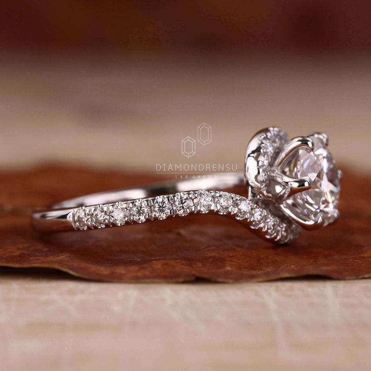 Round diamond crafted in a six prong engagement ring, combining elegance and durability for special moments.