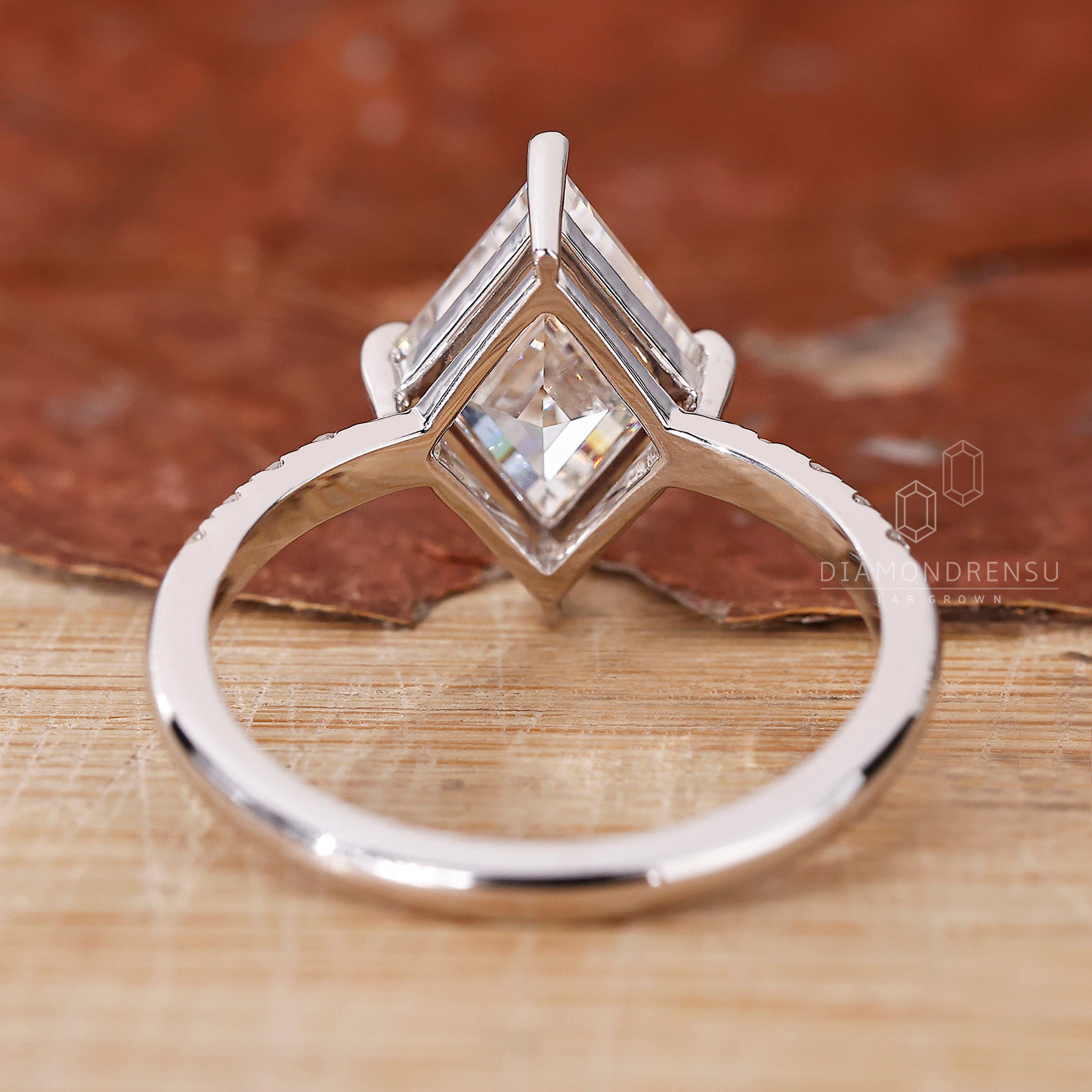 Round cut lab grown diamond set in white gold.

