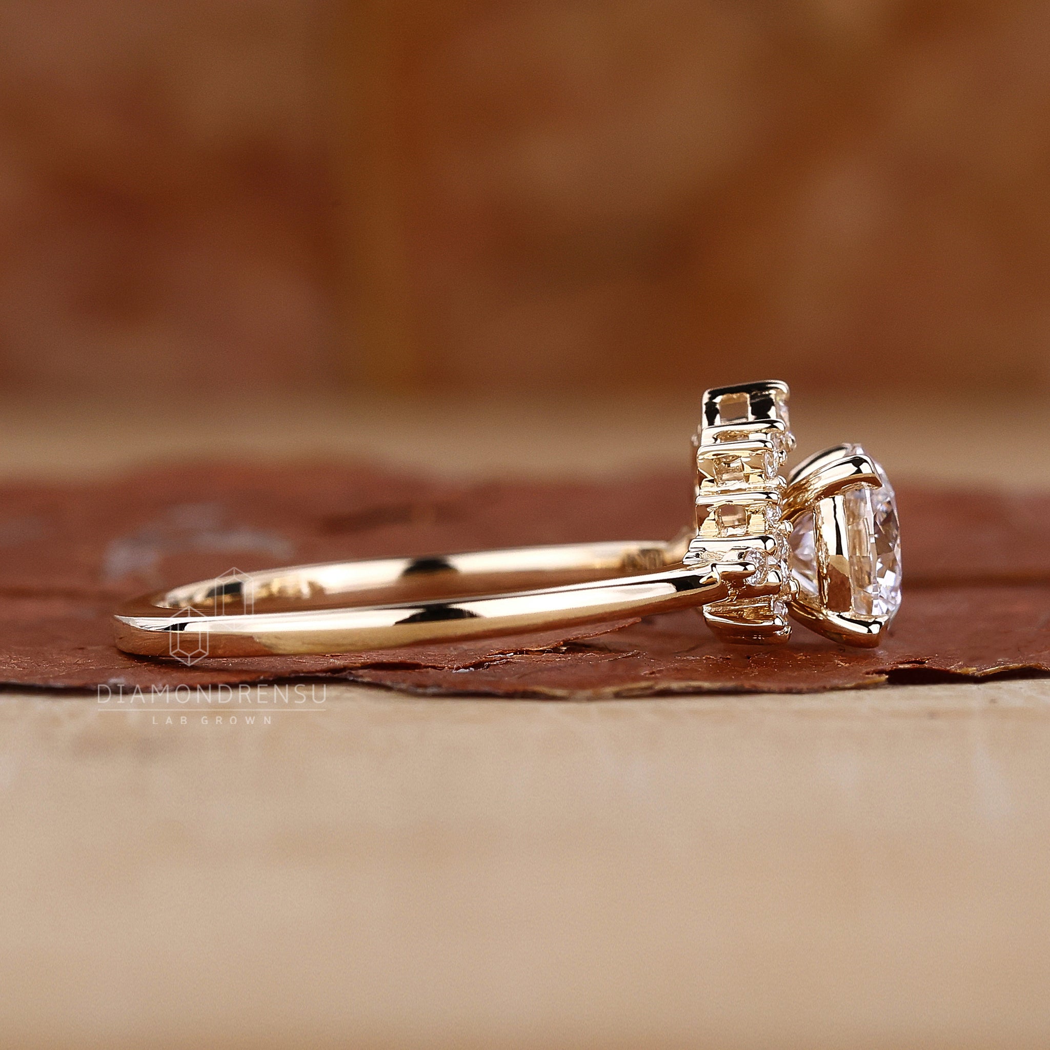 Half halo setting with round diamond center.

