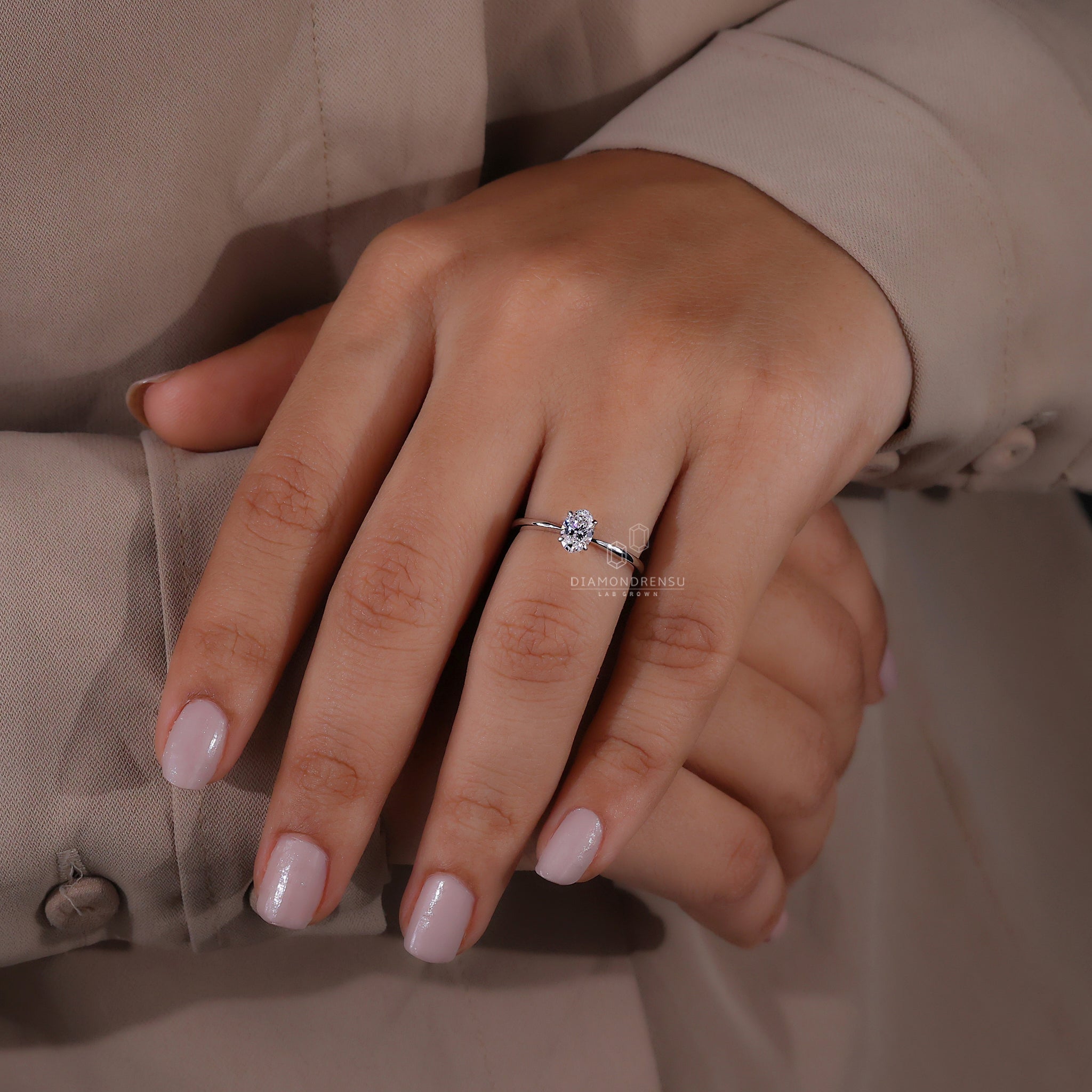 4 claw prong setting oval diamond ring.
