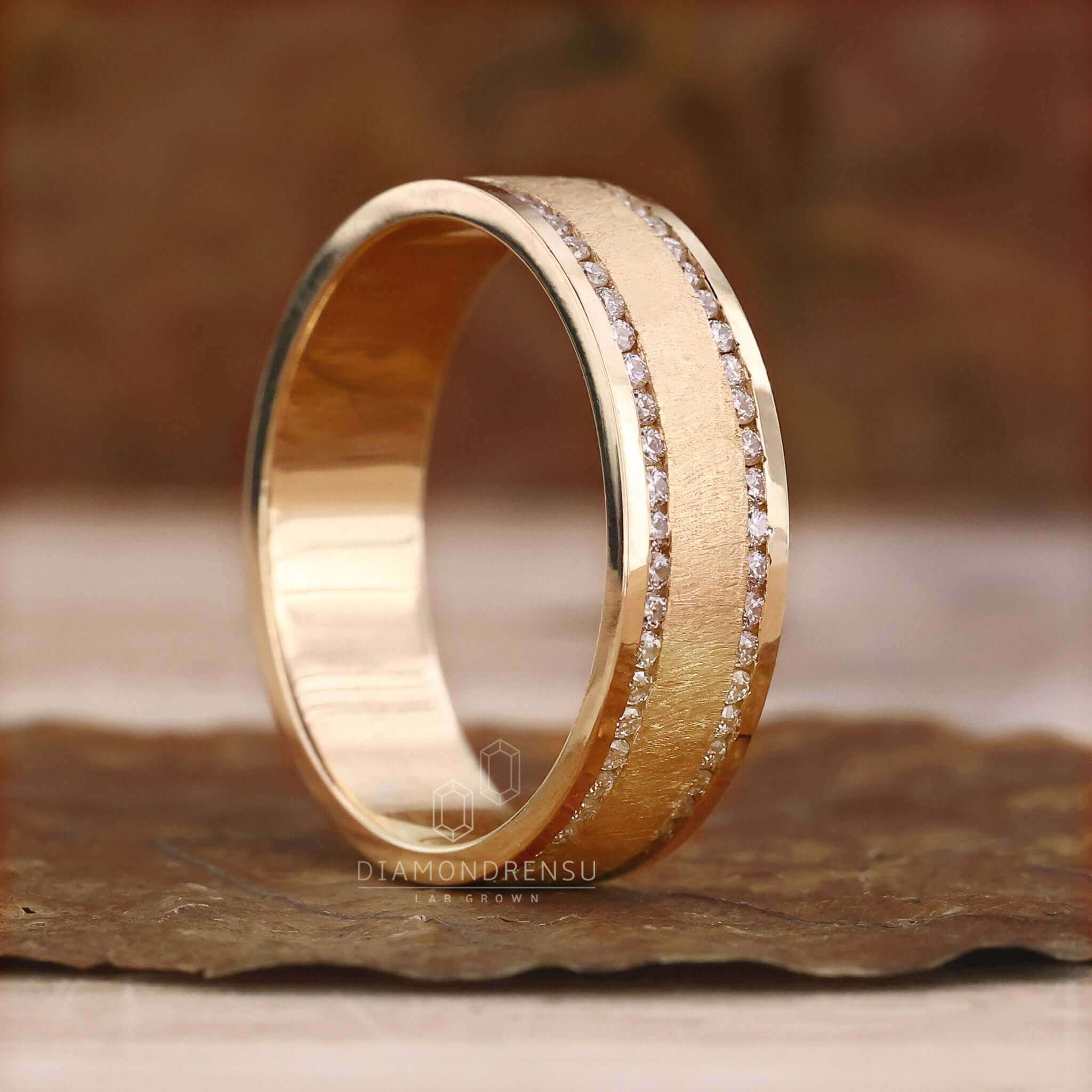 Gold ring for men crafted with a unique round brilliant cut diamond, ideal for UK engagements and weddings.