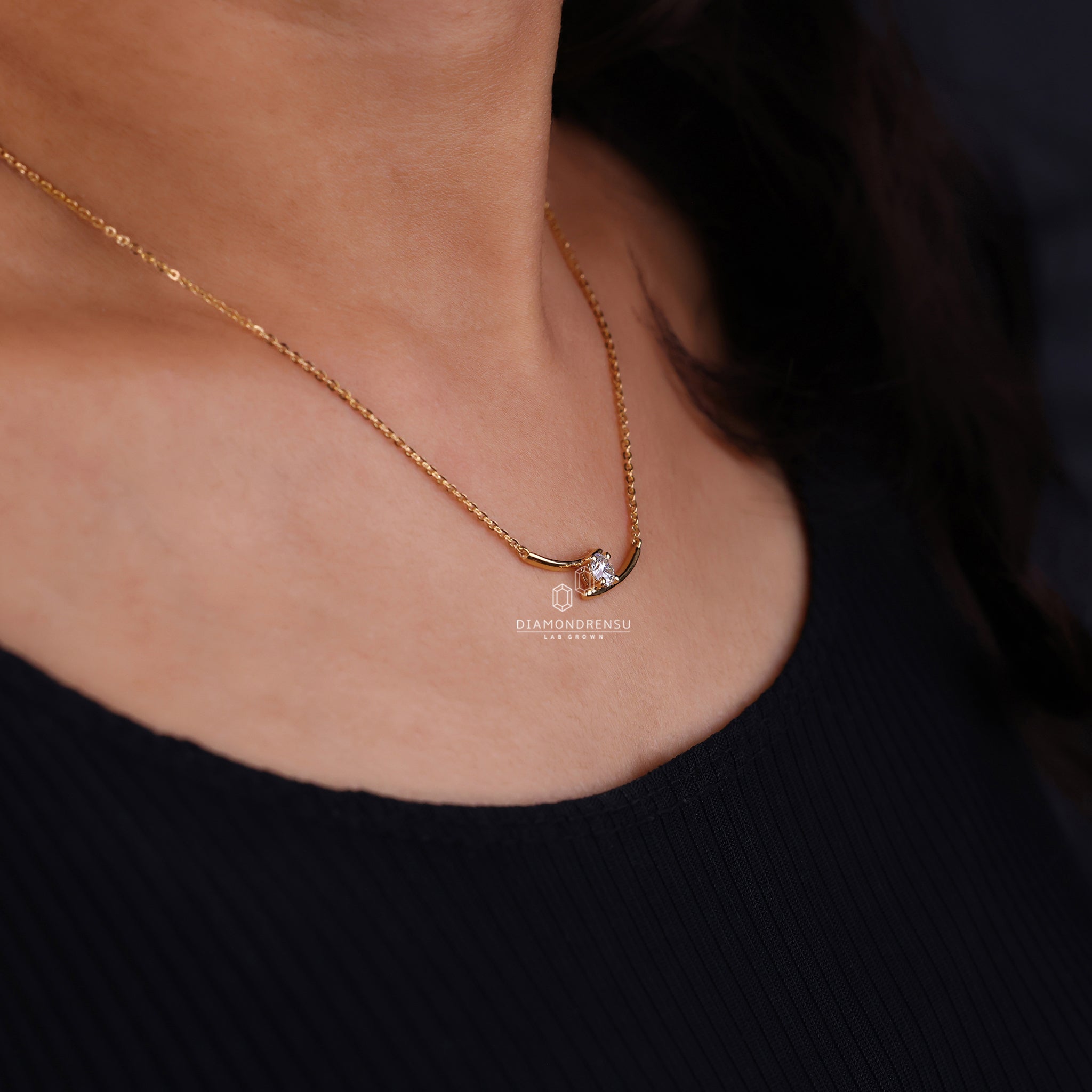 Buy diamond pendant from Diamondrensu UK with a unique bypass design.
