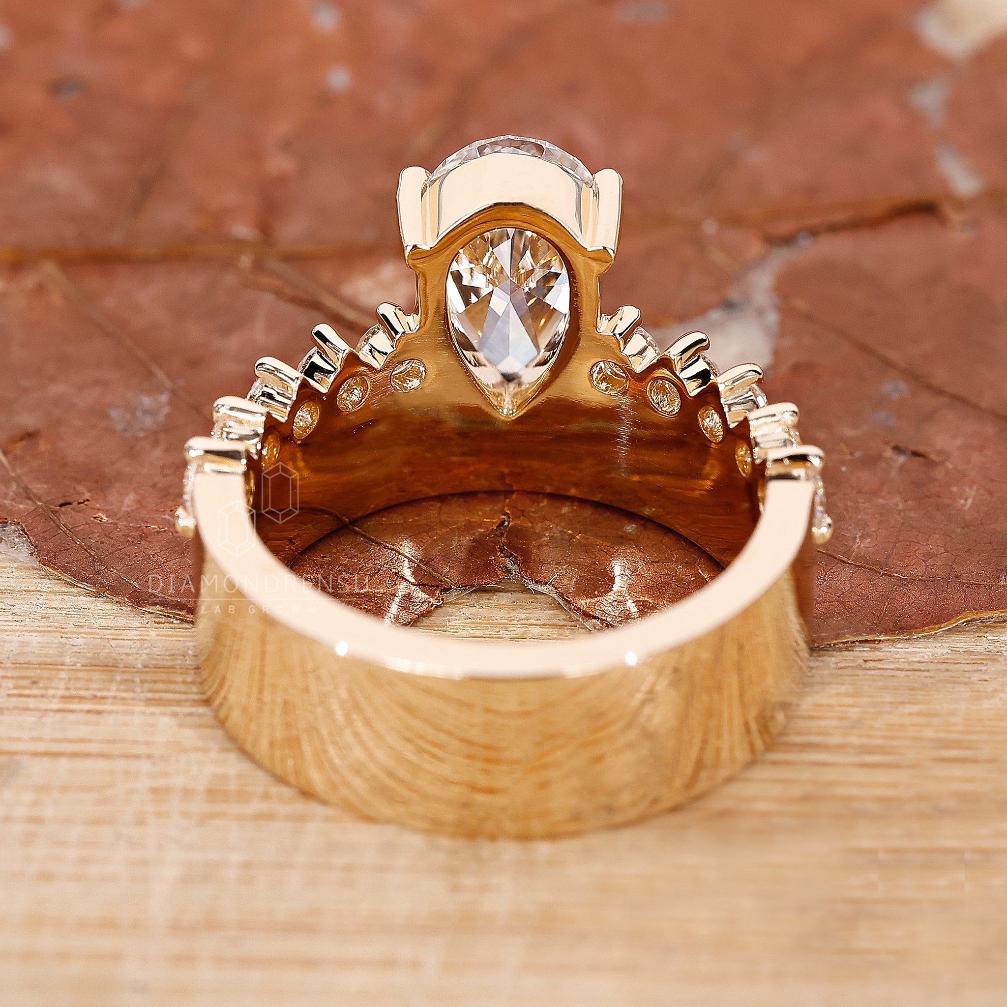 V prong ring on pear shaped ring diamond
