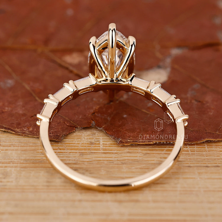 Prong setting used for secure diamond hold.
