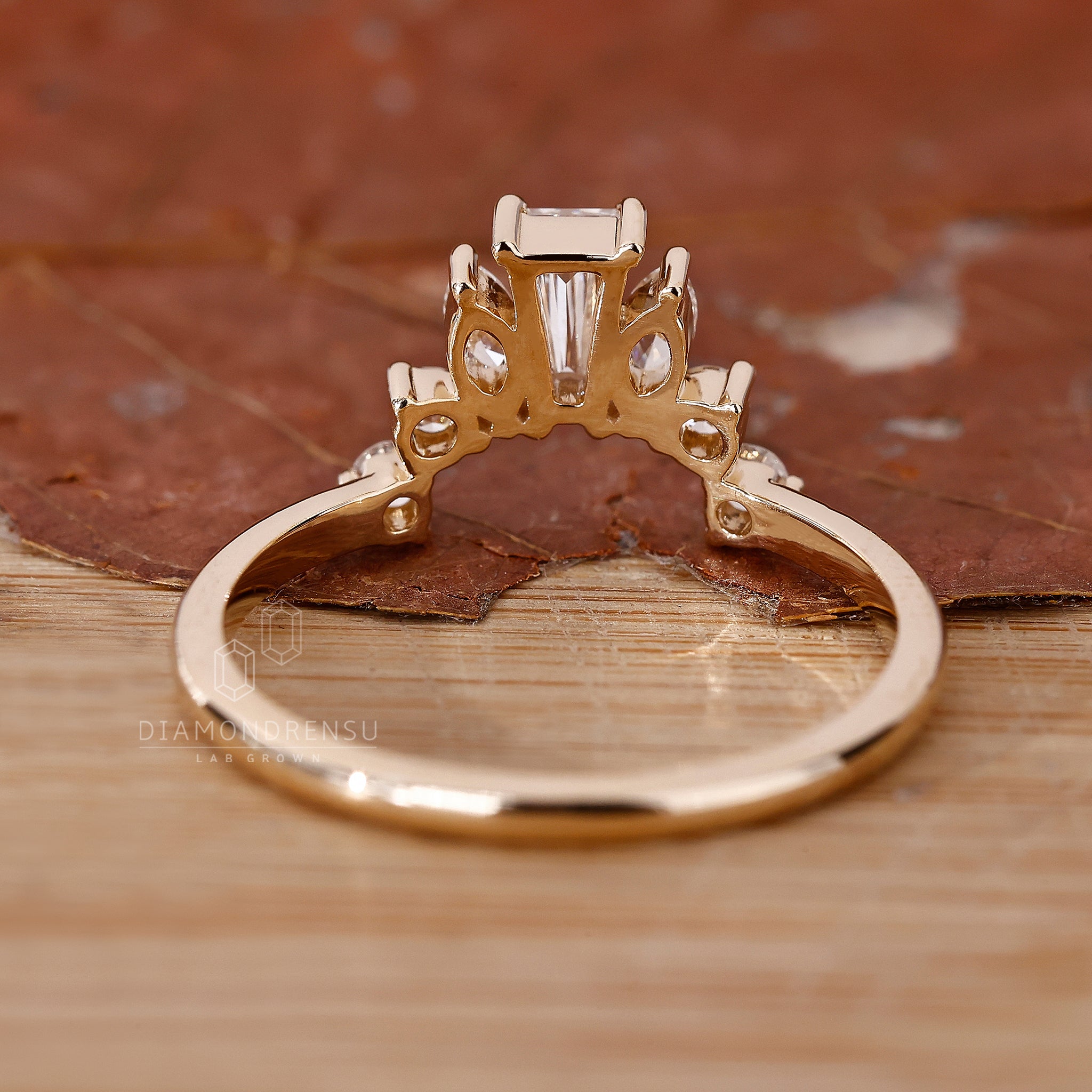 Marquise wedding band in yellow gold
