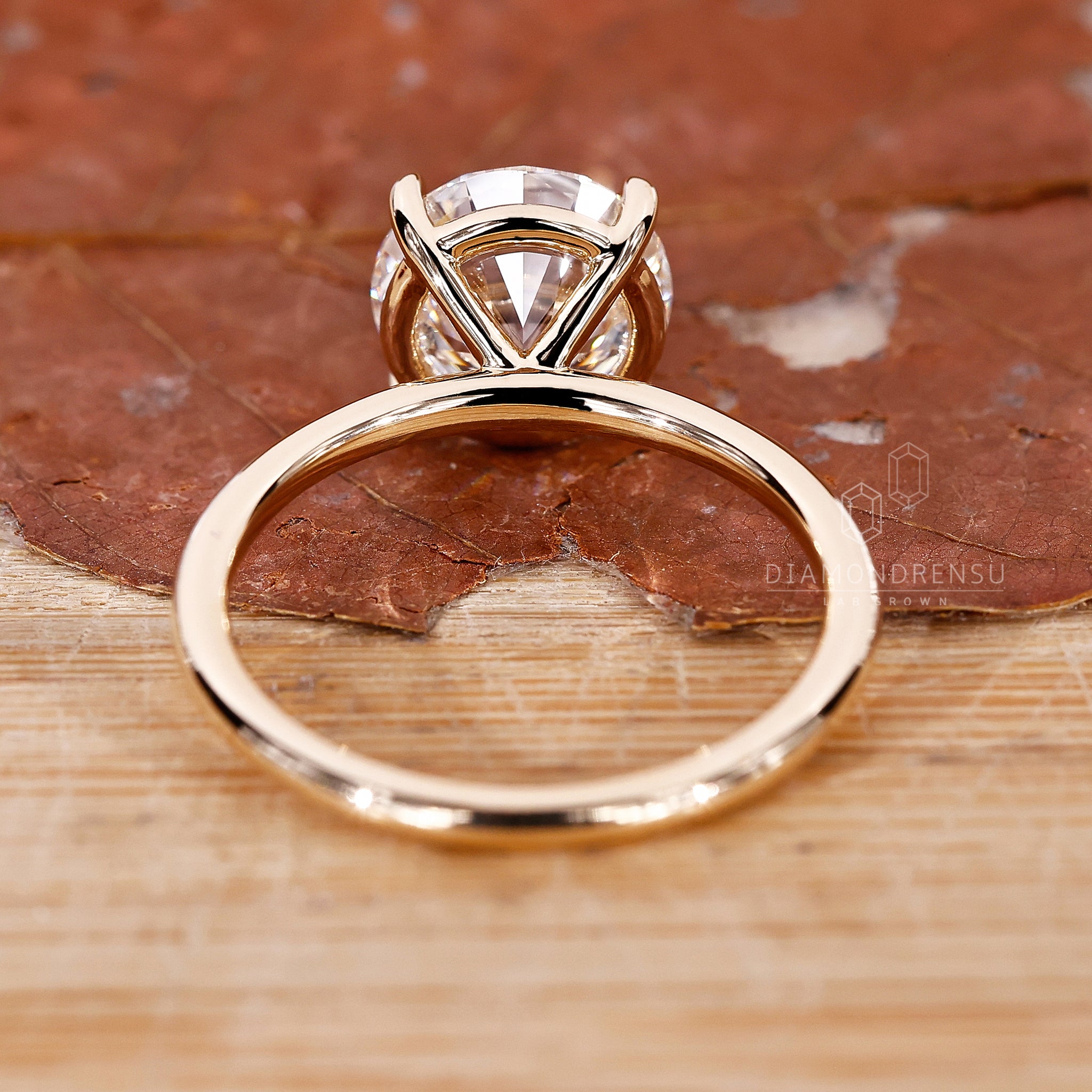 Diamondrensu UK engagement ring with a minimalist design.

