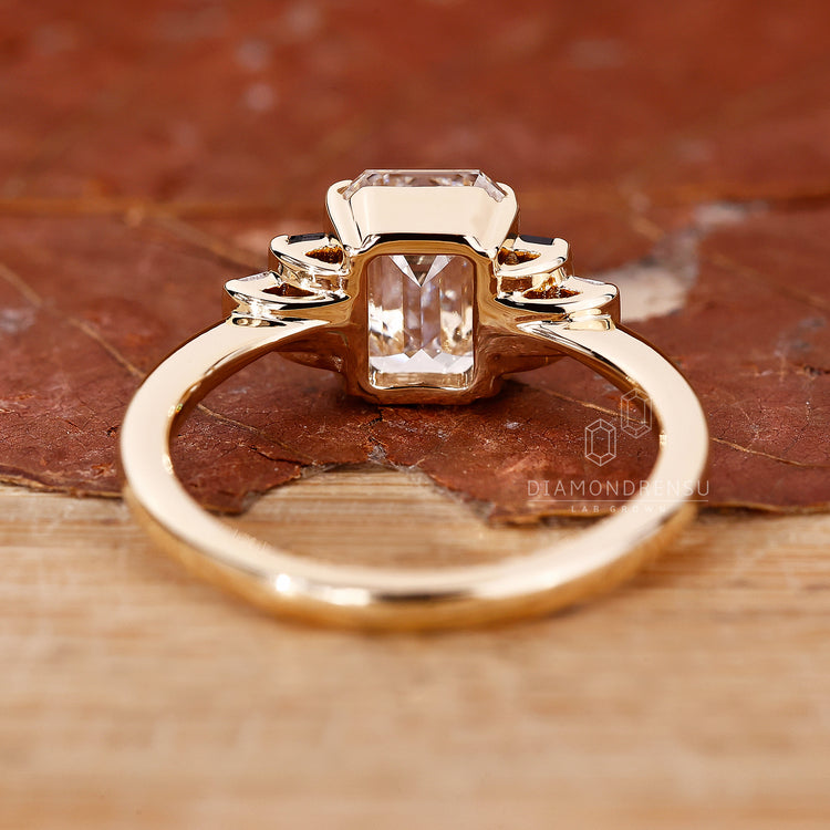 Tapered shank ring in yellow gold ring style
