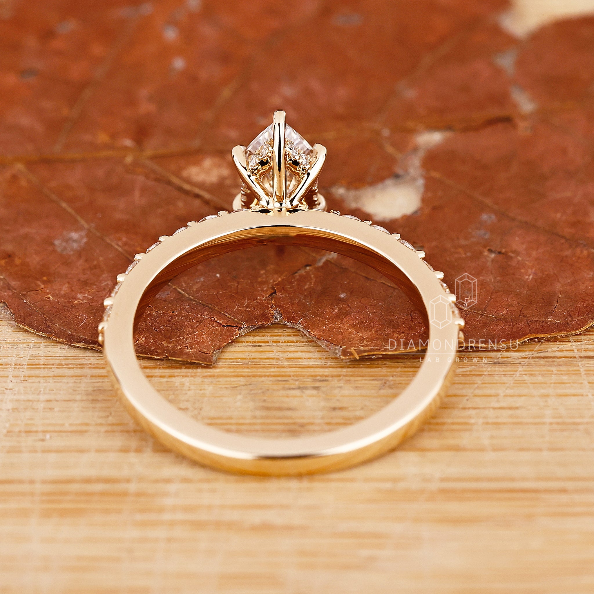 Prong setting highlights the Dutch Marquise Diamond center.
