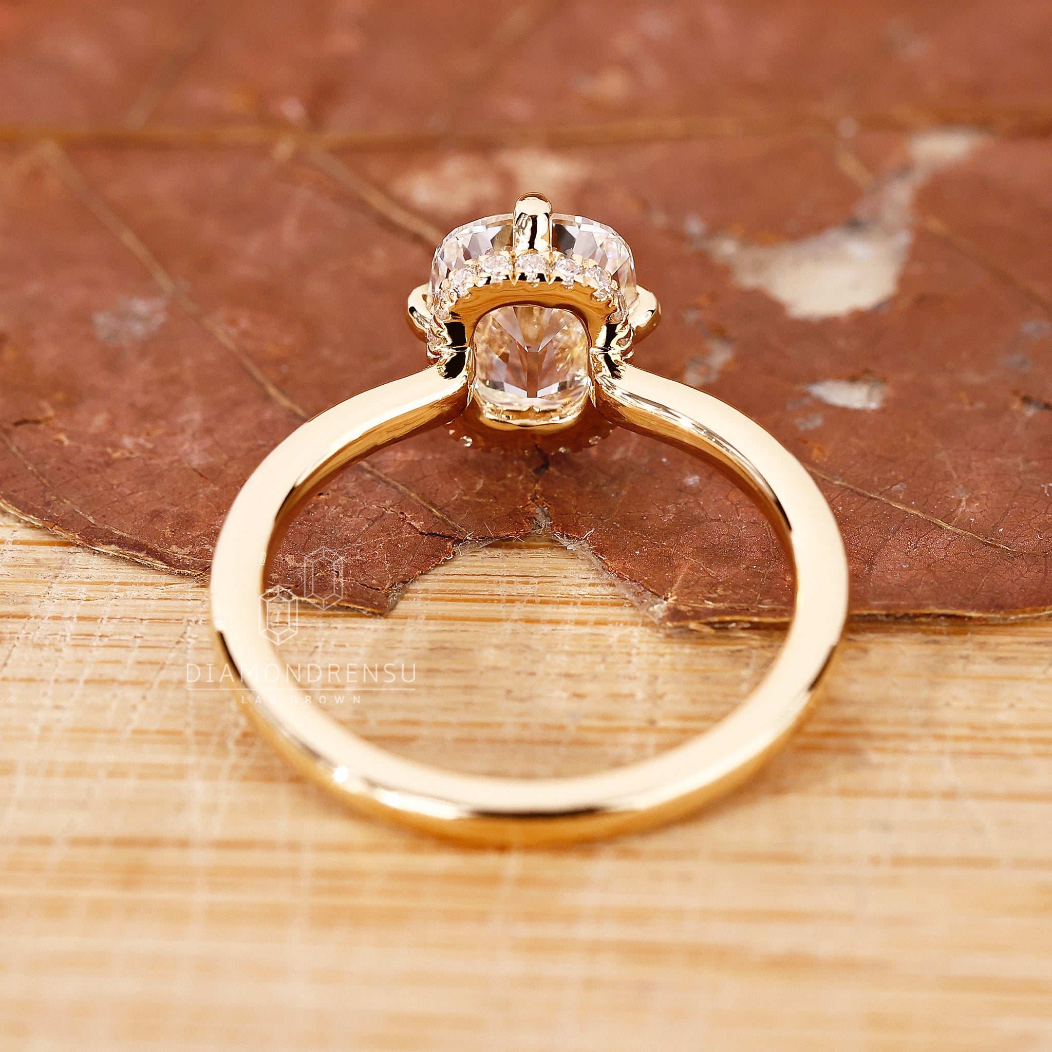 Custom engagement ring in round cut ring style
