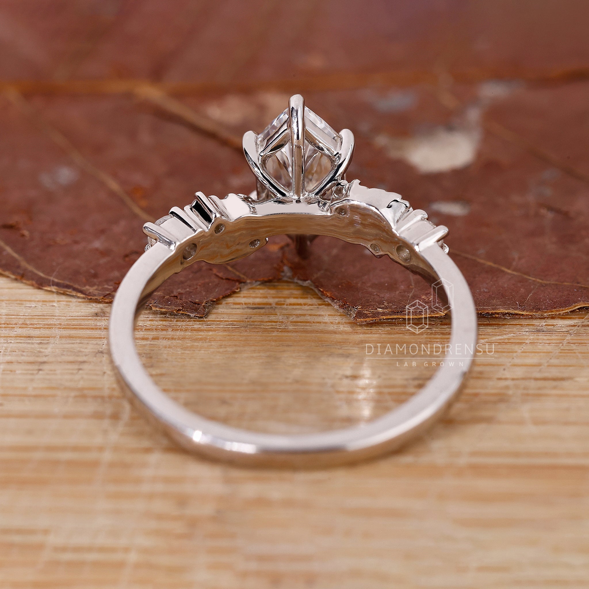 Lab grown diamond ring with 6 prong claw setting and muse setting style.
