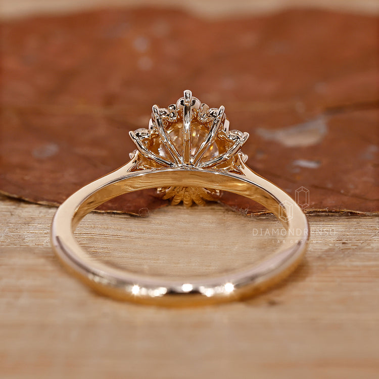 Cathedral setting ring combined with halo ring setting.
