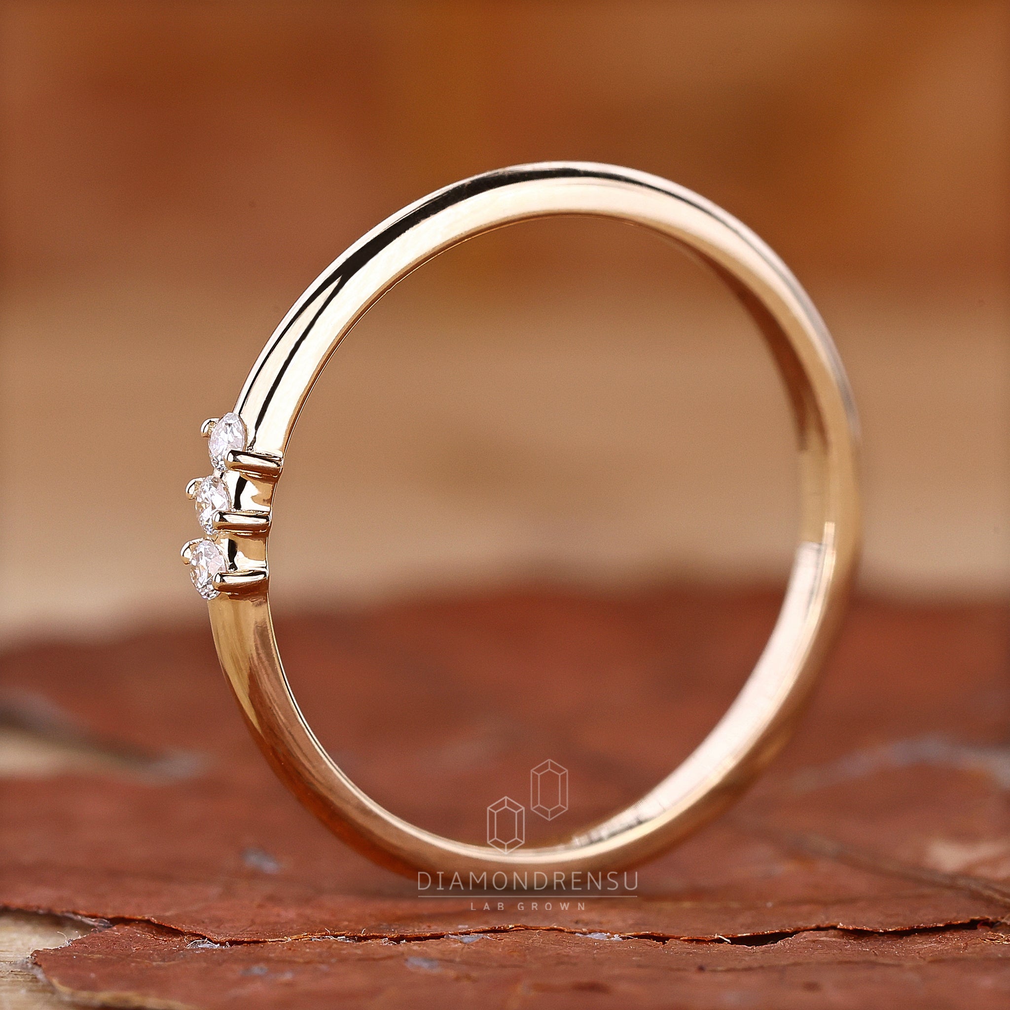 Wedding band UK in yellow gold.
