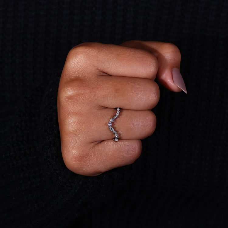 Diamondrensu UK curved wedding band.
