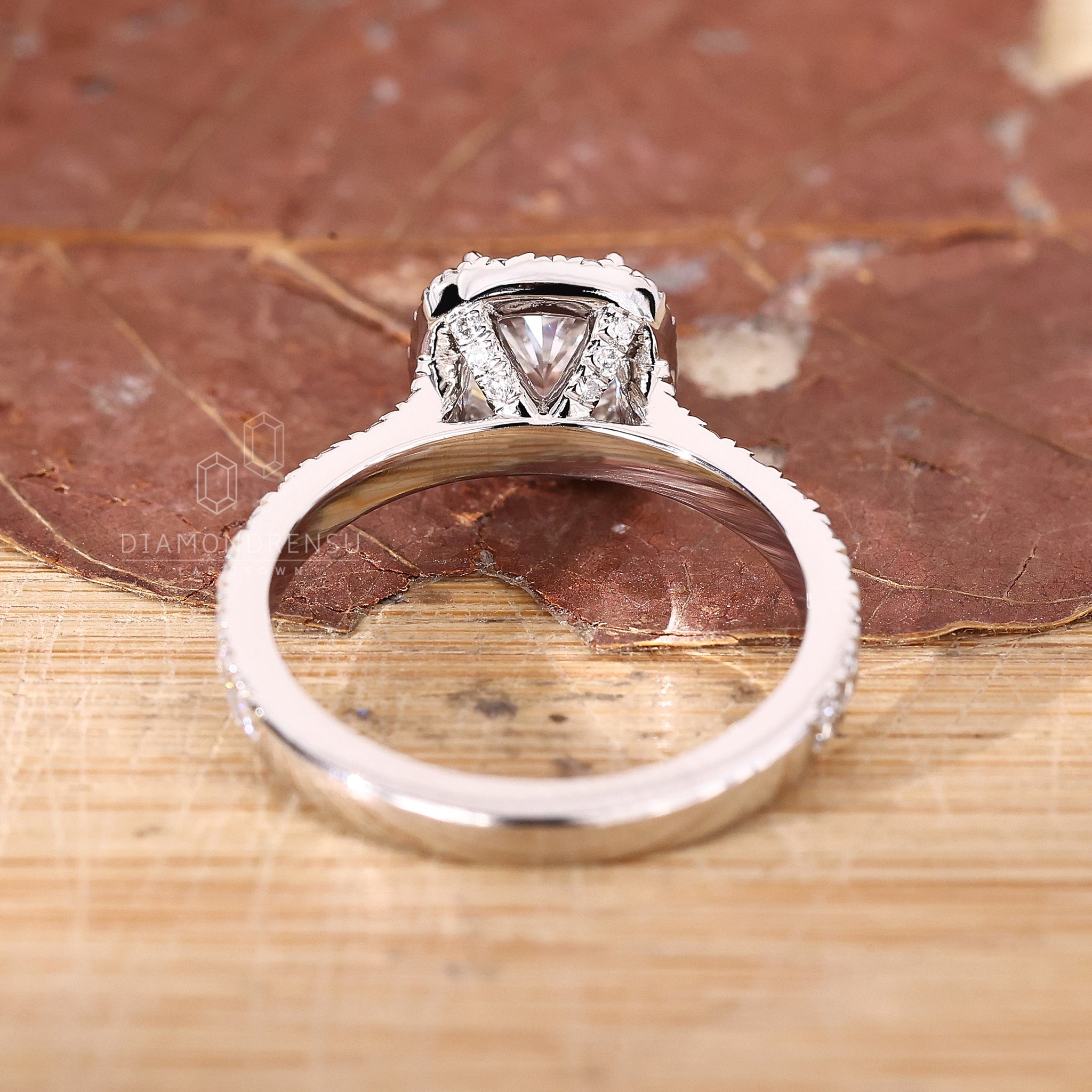 Diamondrensu UK ring featuring round cut pave and custom style.
