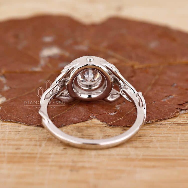 Round Diamond halo in igi certified engagement ring.
