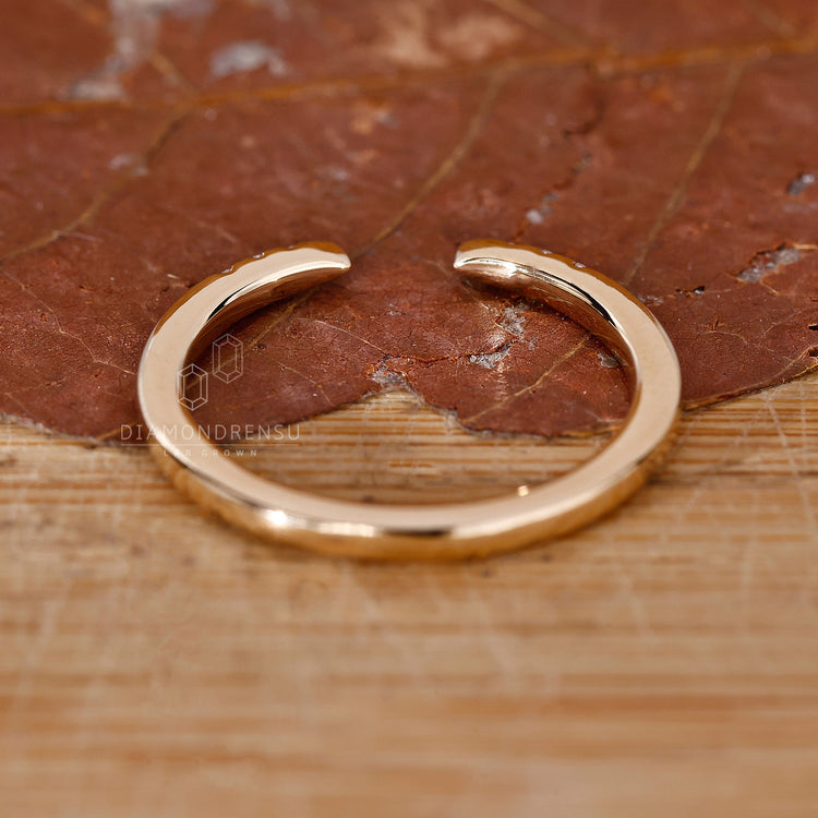 Unique wedding band with round diamond