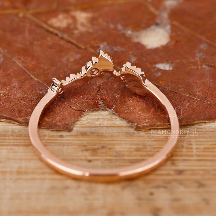 Nature inspired rose gold wedding band.
