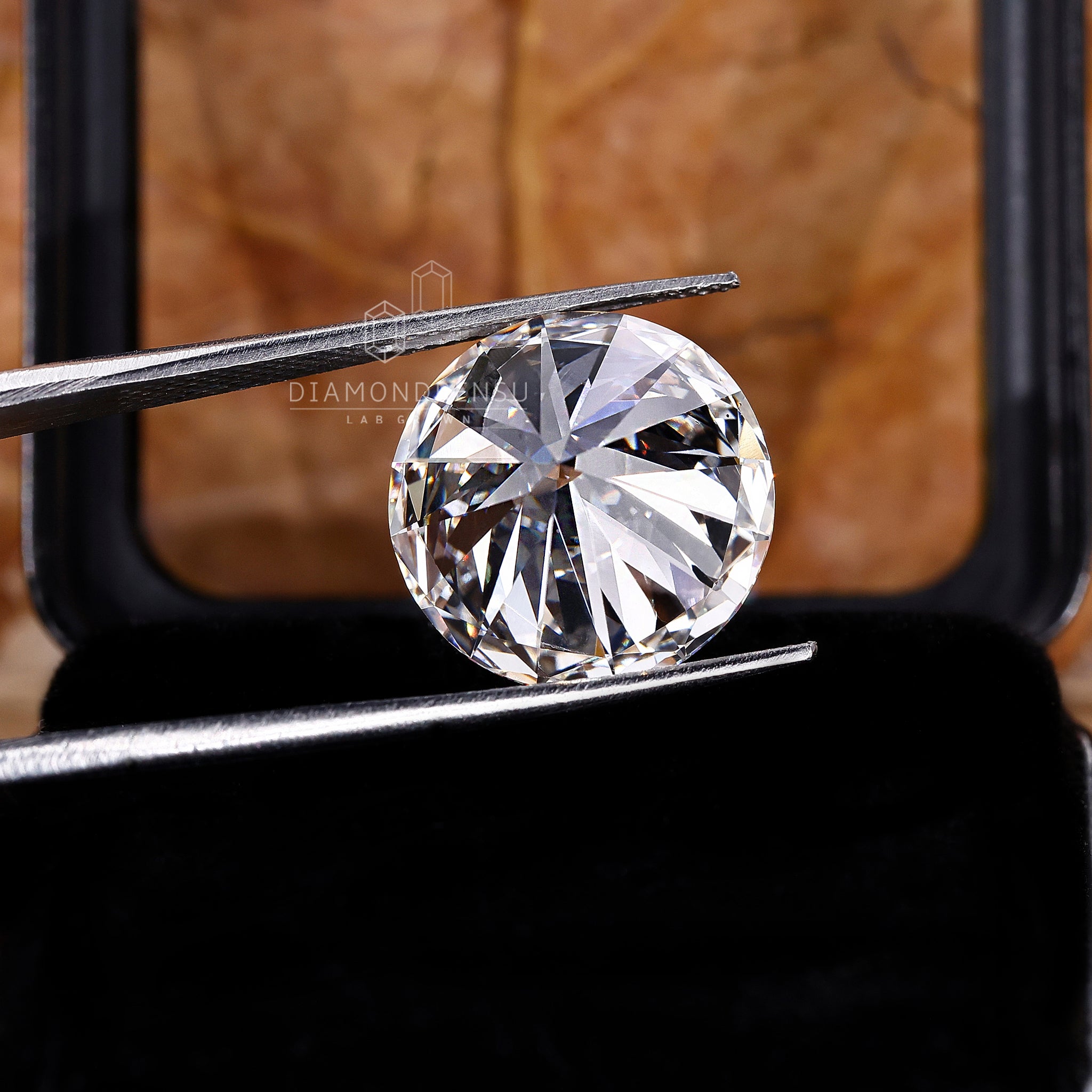 Loose diamond round cut with 10.11 carat weight and high clarity.

