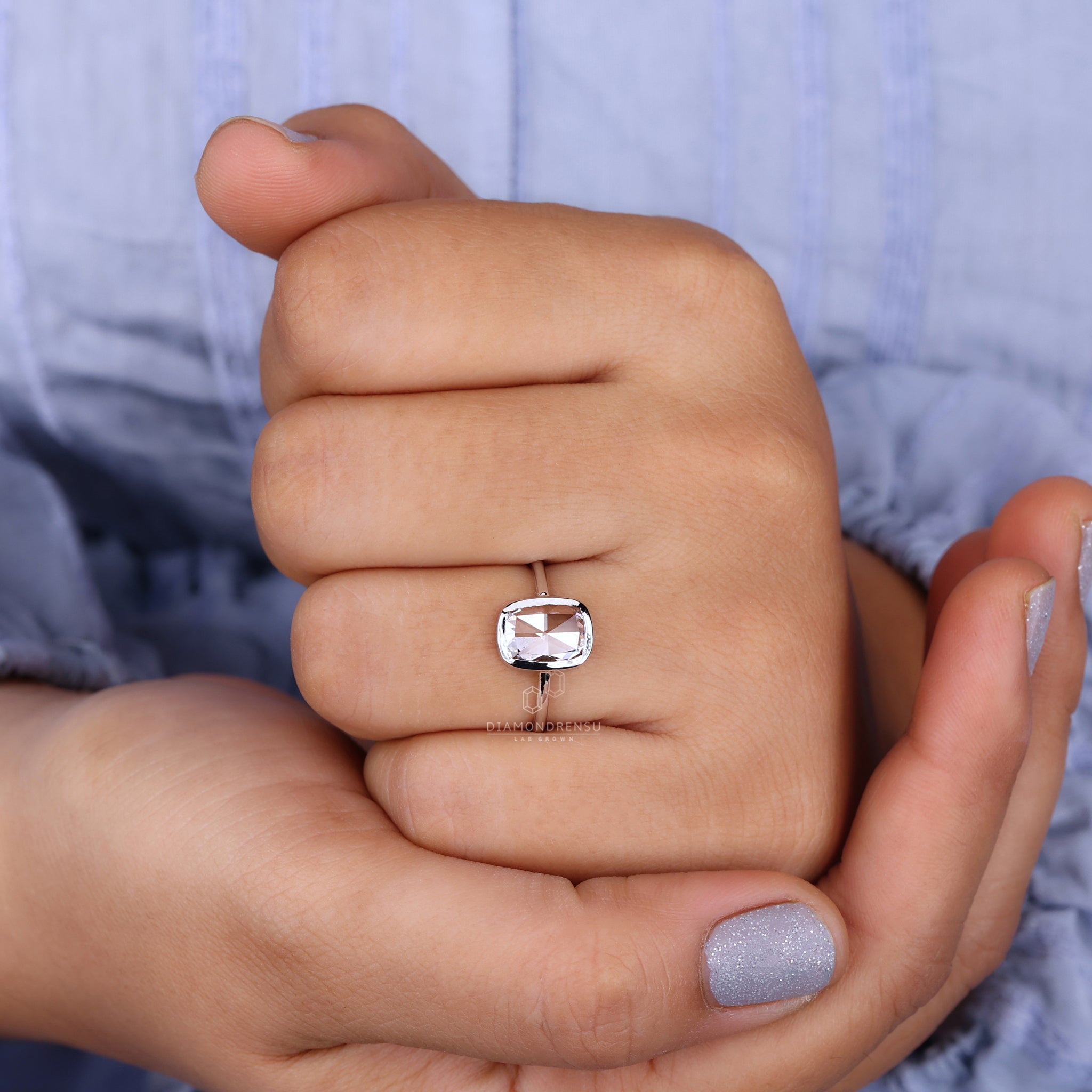 White gold ring featuring a delicate IGI certified diamond.