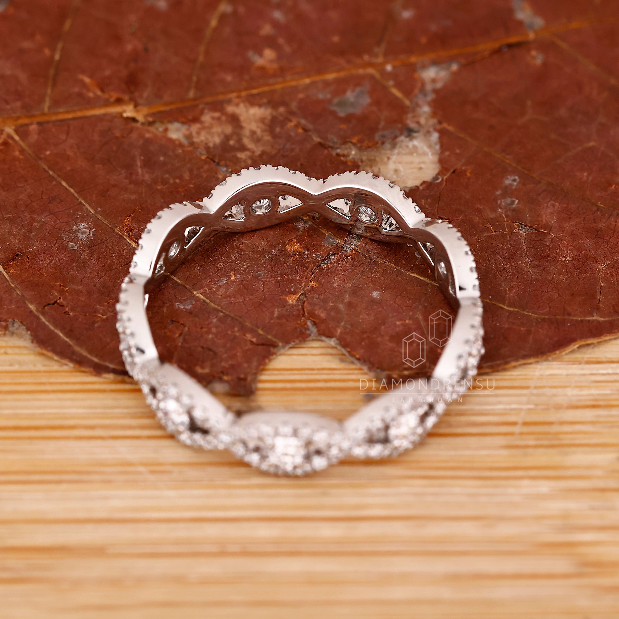 Twisted eternity band in white gold with diamonds.
