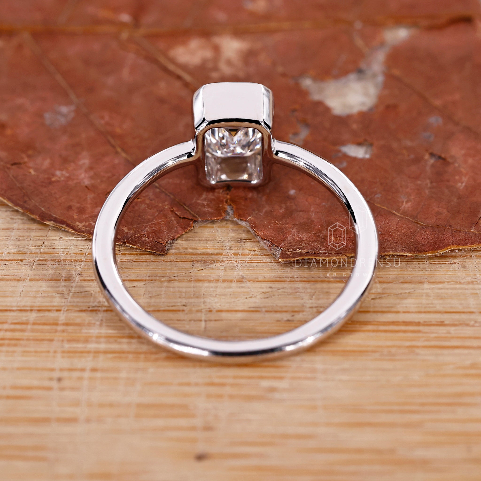 Handmade emerald cut engagement ring by Diamondrensu UK.
