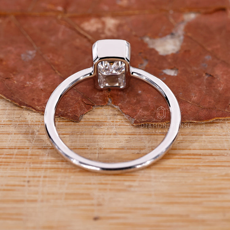 Handmade emerald cut engagement ring by Diamondrensu UK.
