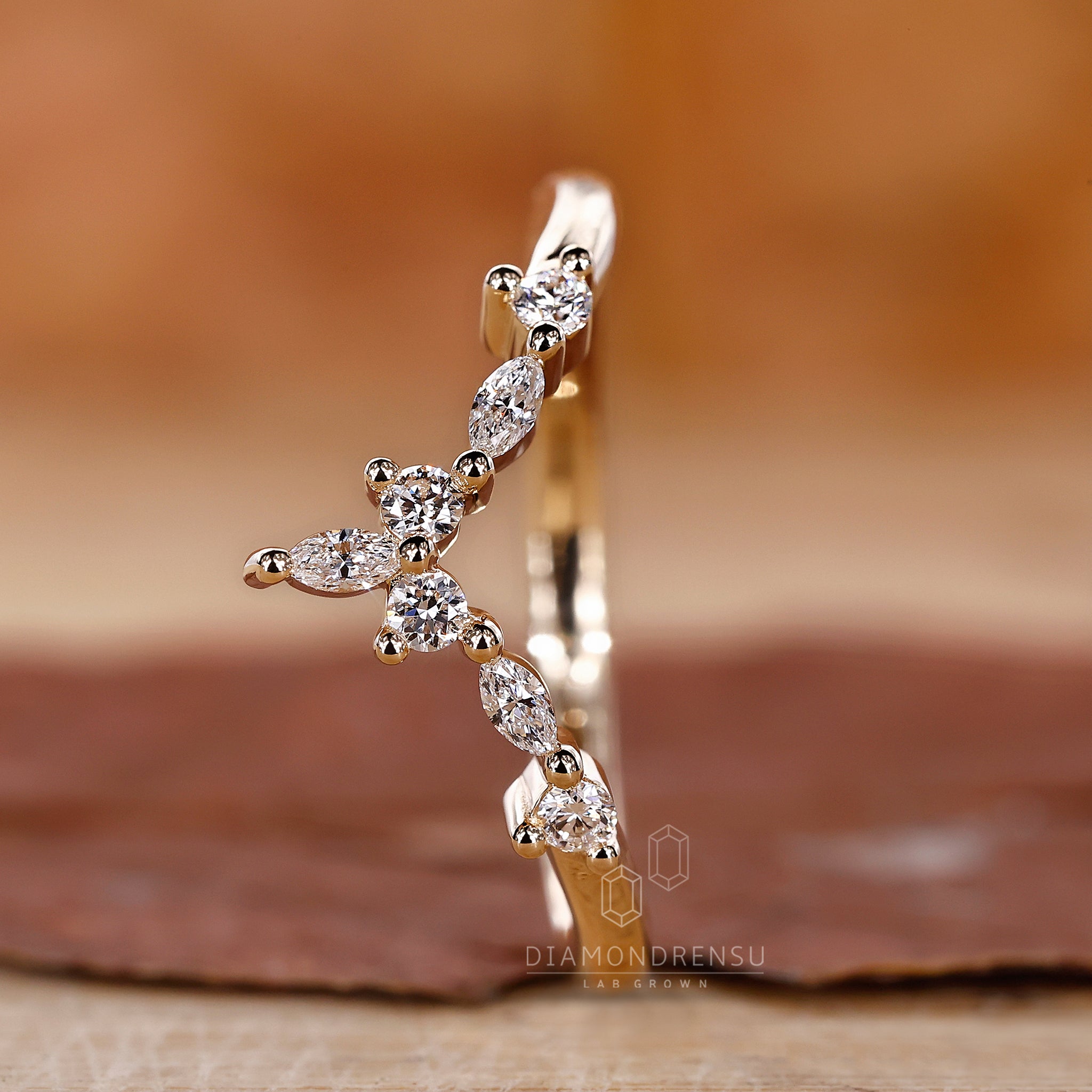 Diamondrensu UK marquise and round band.
