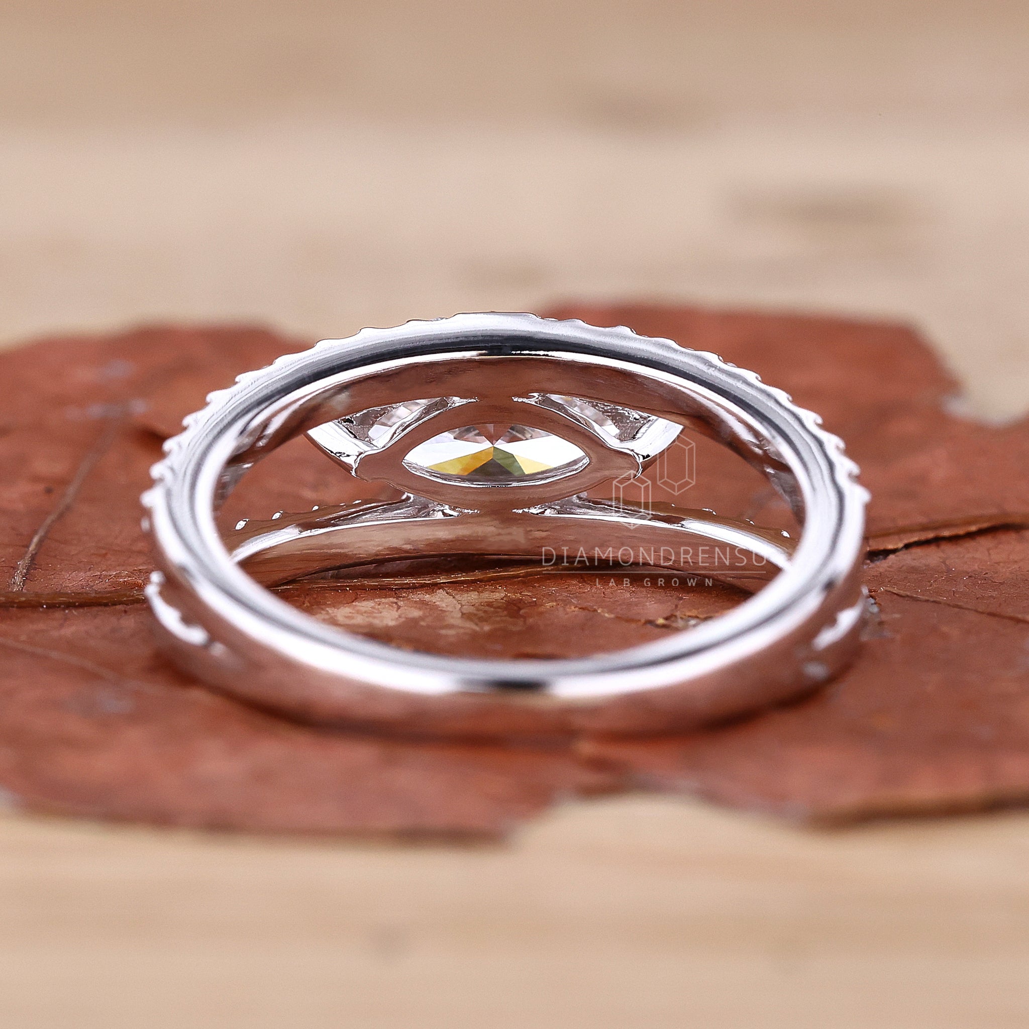 4 claw prong setting for round diamond ring.
