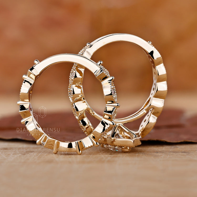 Milgrain bridal set with lab grown diamond and round diamond side stone.
