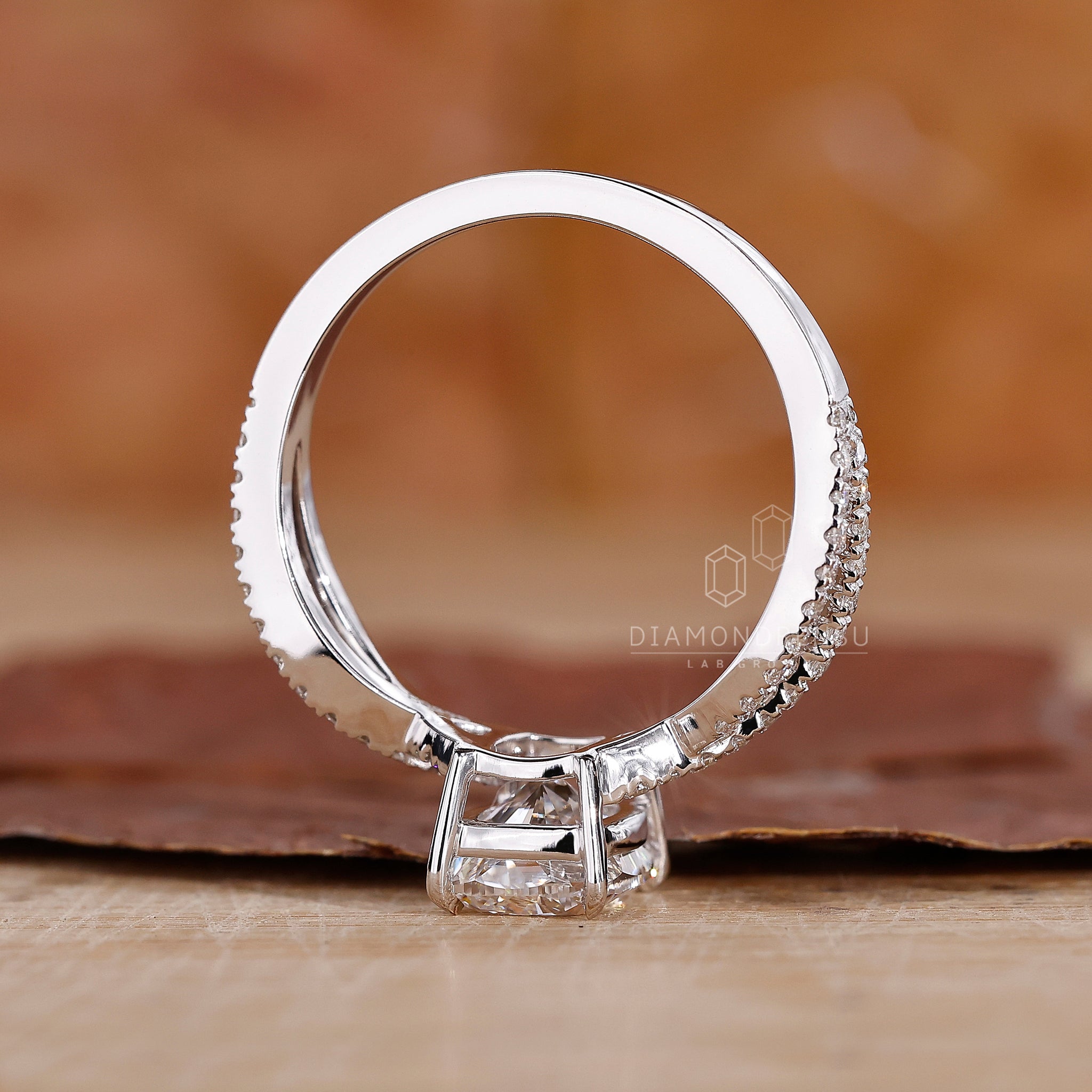 Handmade jewellery with twisted pavé and cushion diamond.
