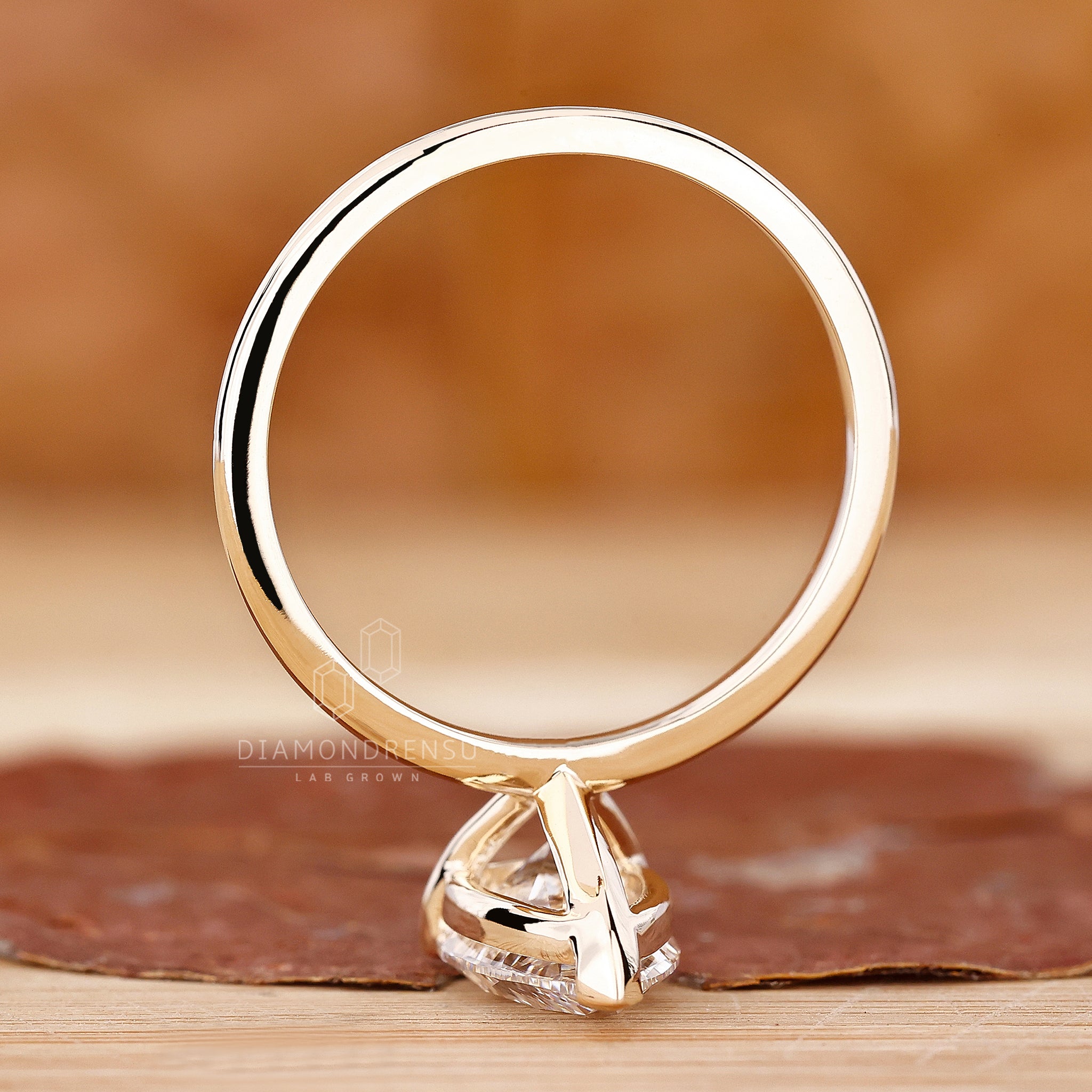 Buy engagement ring with pear diamond and gold band.
