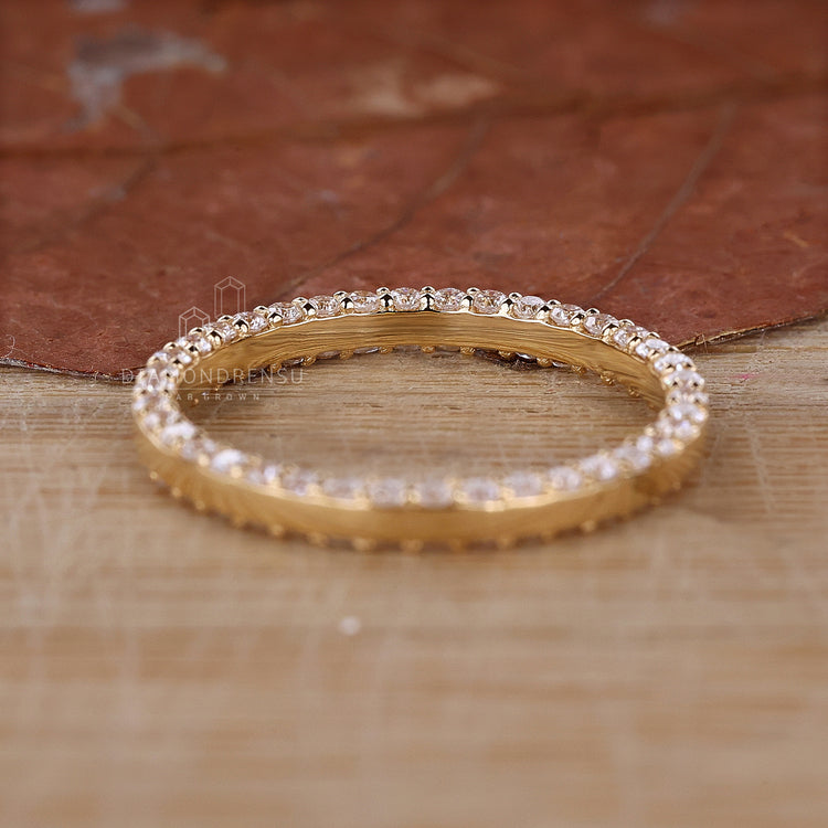 Diamondrensu UK round cut eternity band.
