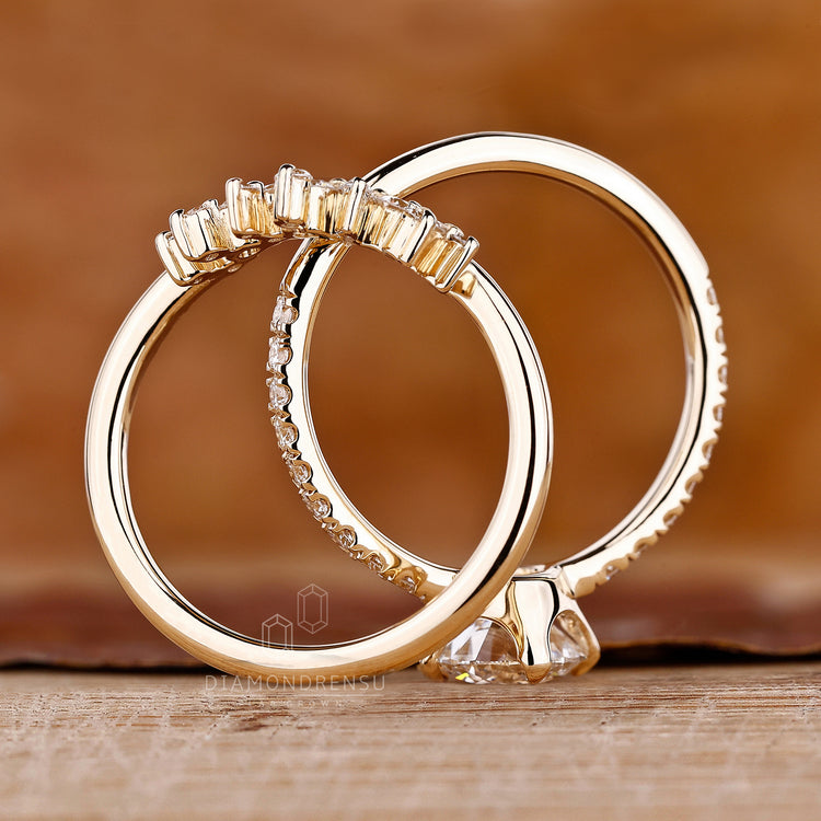 Diamondrensu UK bridal set with compass prong ring and tiara style band.
