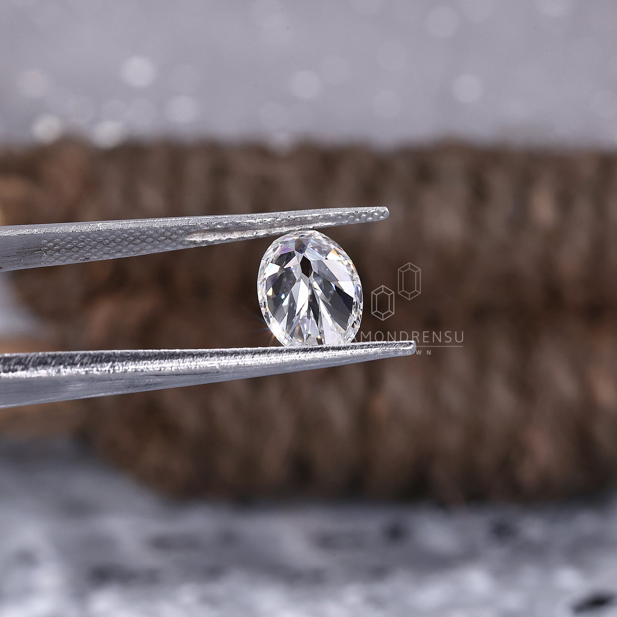 Diamondrensu UK loose diamond featuring an old European oval cut.
