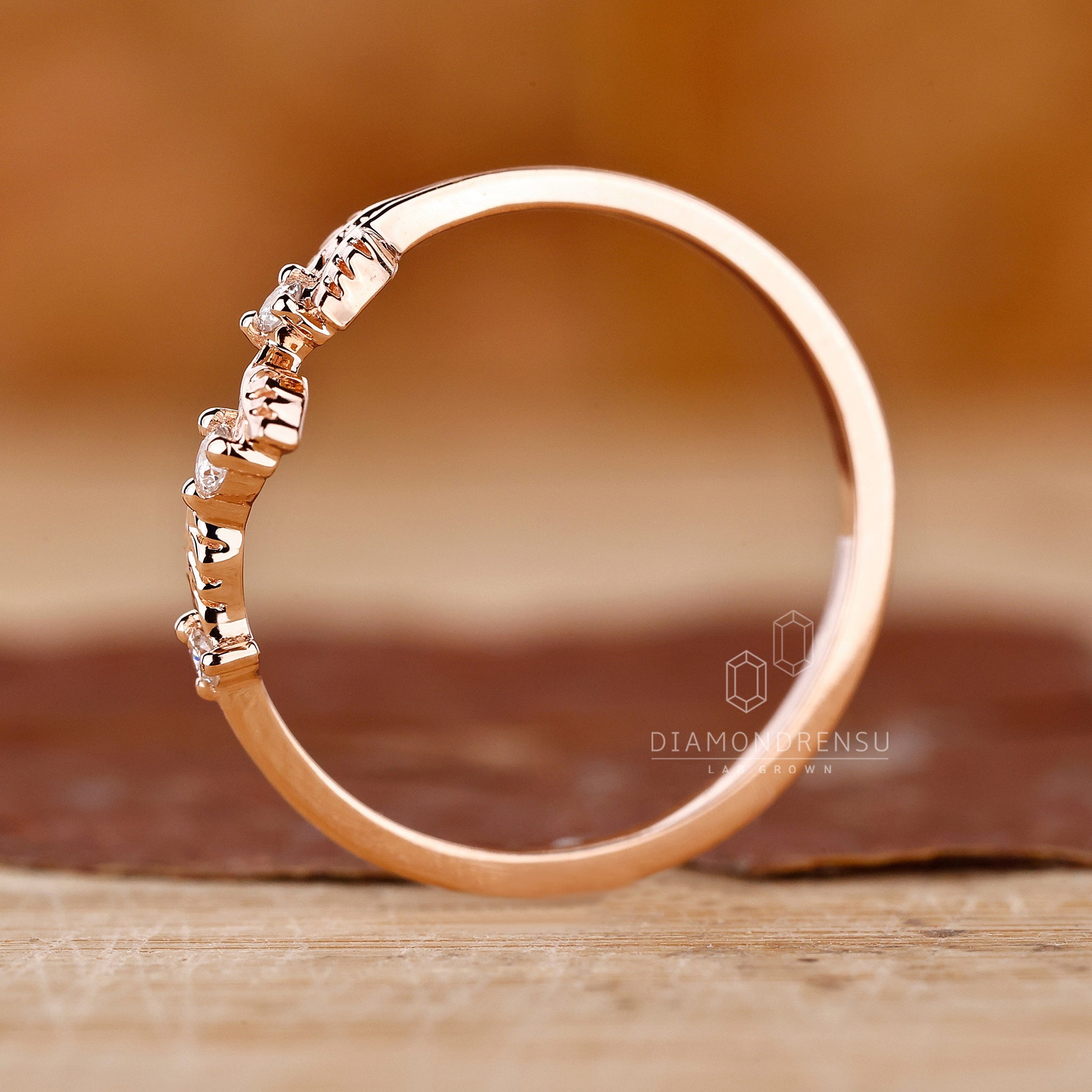 Diamondrensu UK vine wedding band.

