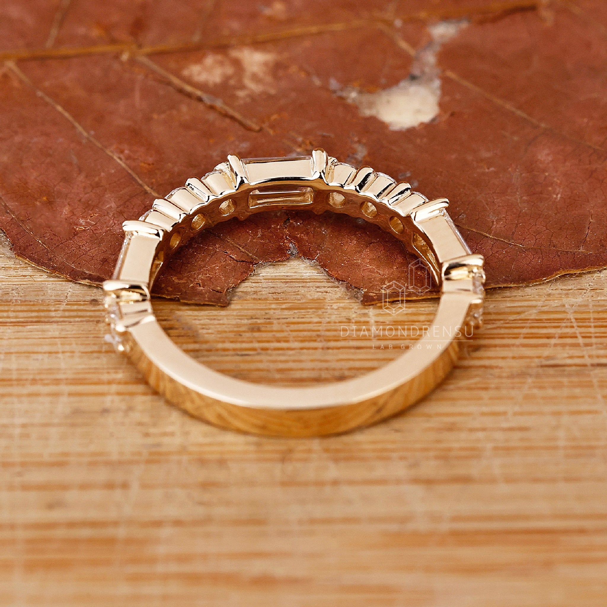 Round diamond wedding band in yellow gold
