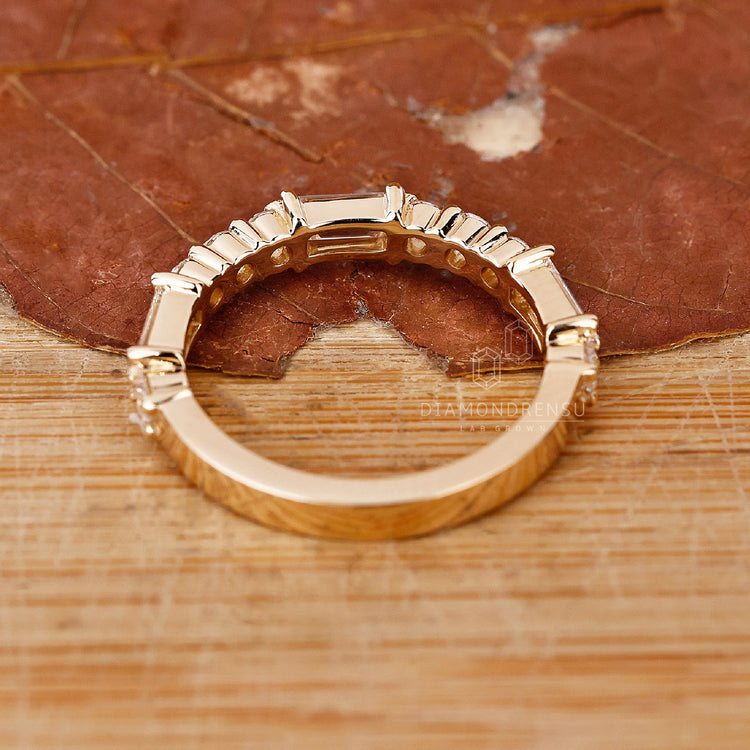 Round diamond wedding band in yellow gold
