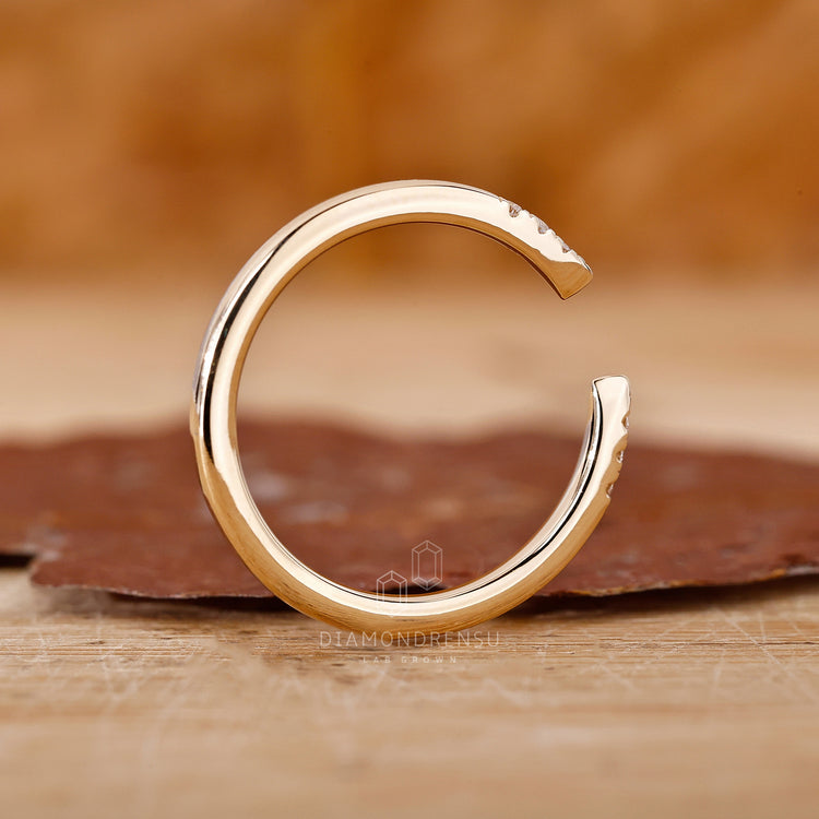 Prong Setting with round diamond wedding band