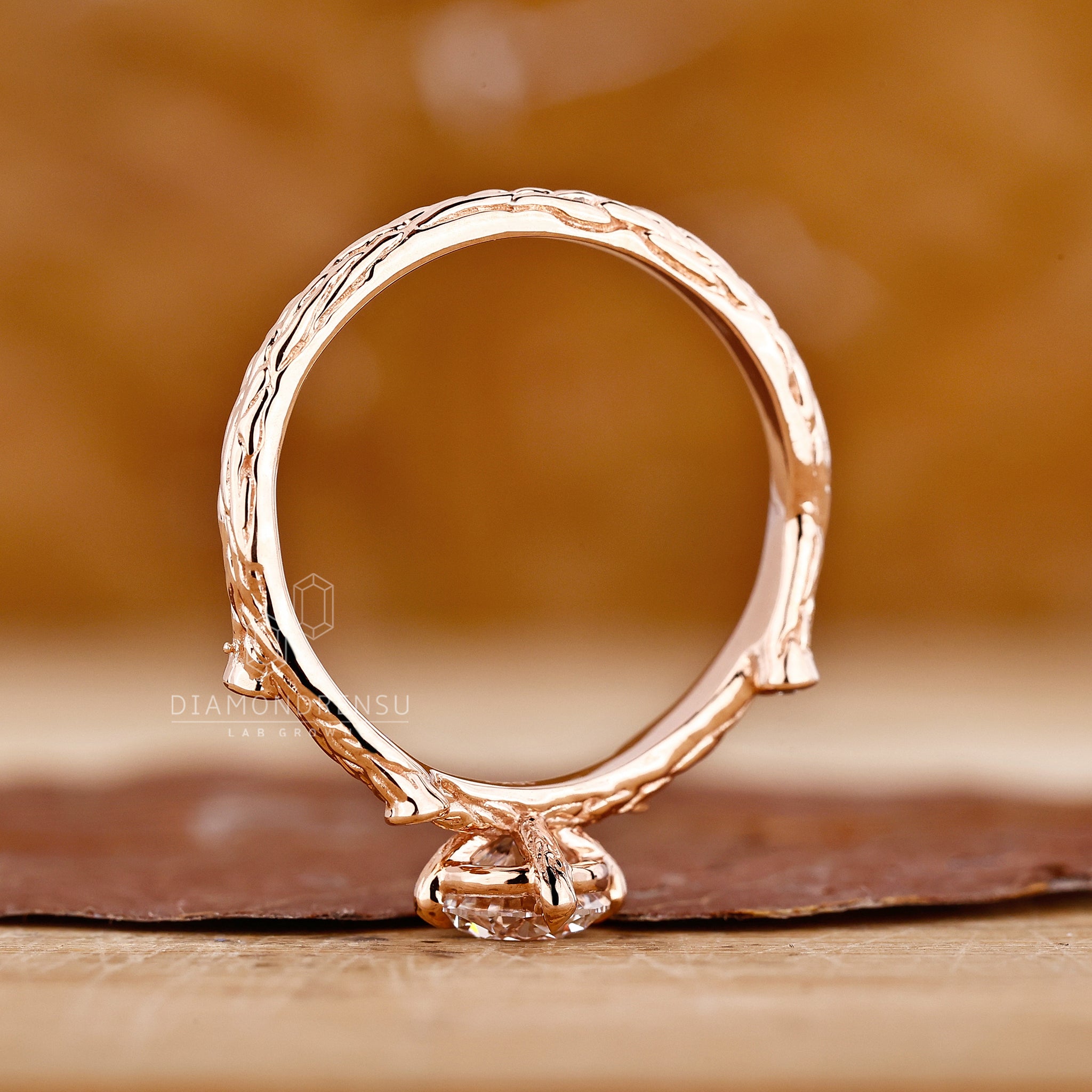 Round cut diamond ring with round side stones setting
